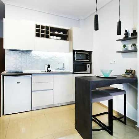 Grey Rhino 1min From The White Tower テッサロニキ