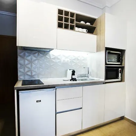 Grey Rhino 1min From The White Tower テッサロニキ